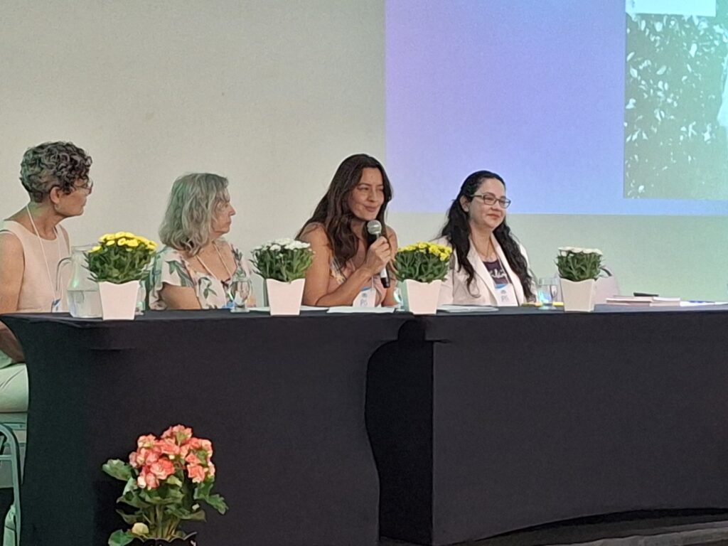 Participantes de uma mesa-redonda na primeira edição do Encontro Brasileiro de Reikianos, em 2025. Registro histórico.