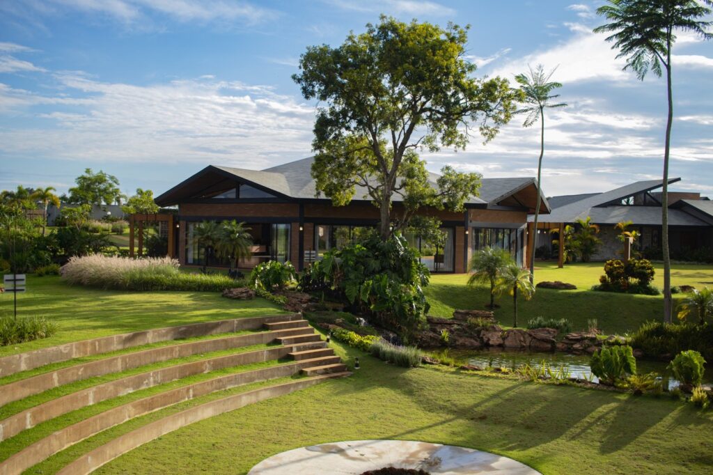 Vista do salão, dos jardins e do anfiteatro ao ar livre no Portal Gaia.