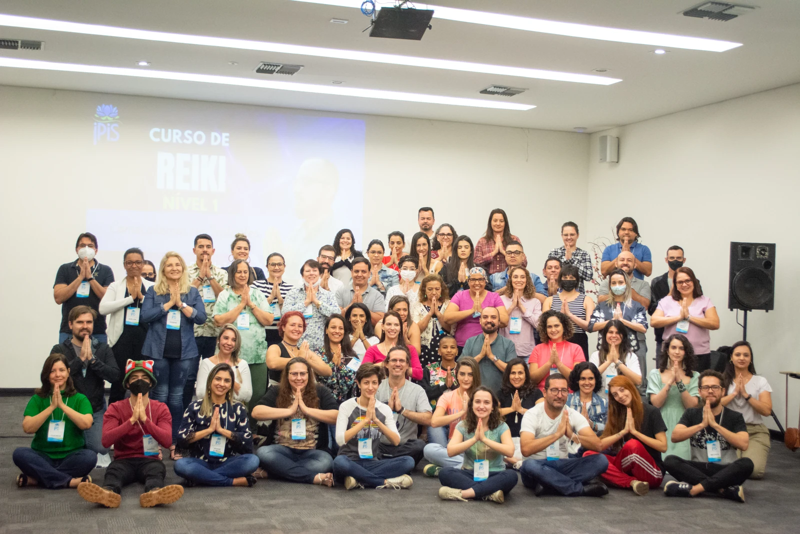 Grupo reunido no evento de 2022 que celebrou o lançamento de Reiki: Jornada para a Essência e os 100 anos do Reiki. Acervo IPIS.