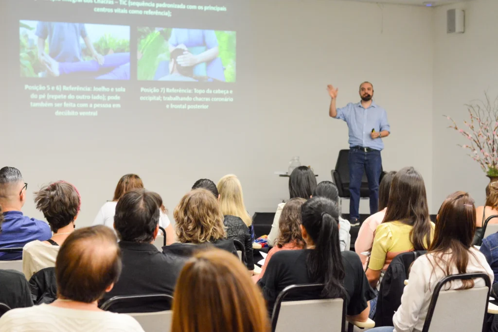 Palestra com participantes no evento de lançamento do livro Reiki: Jornada para a Essência e celebração dos 100 anos do Reiki, em 2022.