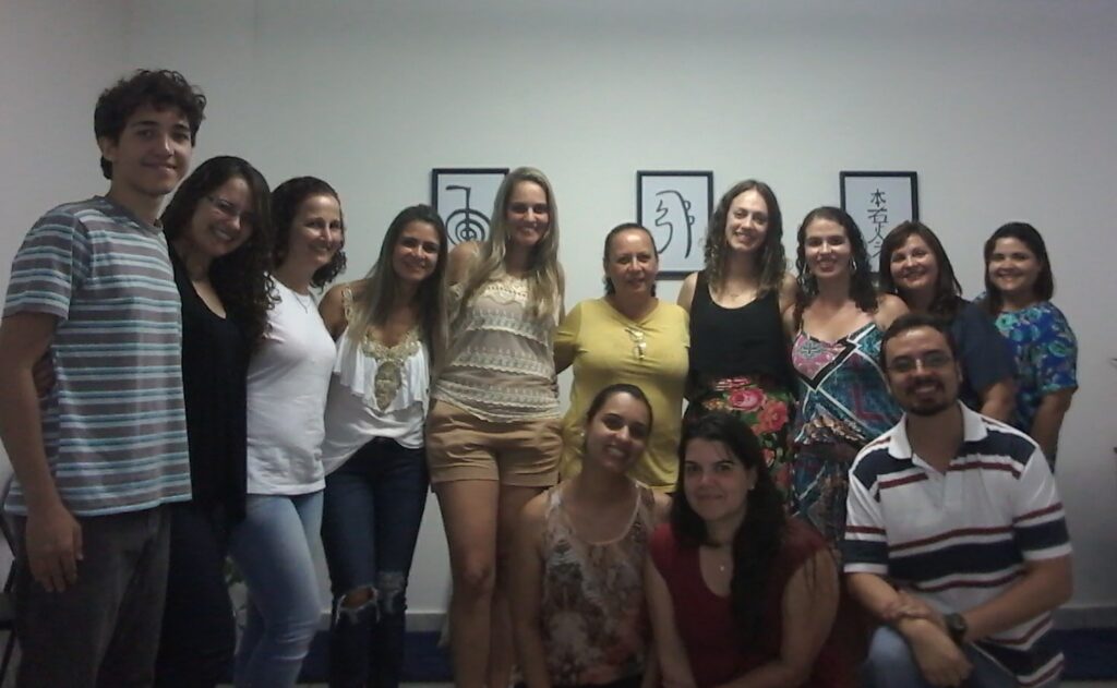 Grupo reunido em registro do acervo histórico do voluntariado Reiki. A imagem não representa a composição atual da equipe.